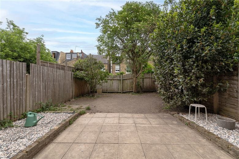 2 bedroom flat, Cromford Road, London SW18 - Available