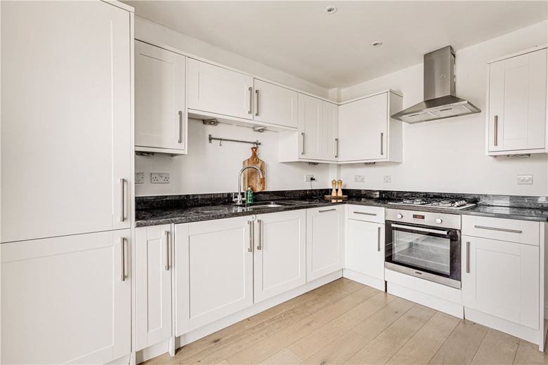 2 bedroom flat, Putney Bridge Road, London SW15 - Available