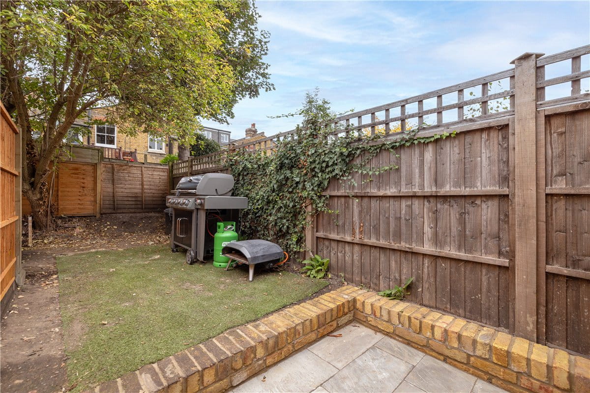 2 bedroom flat, Astonville Street, London SW18 - Sold STC