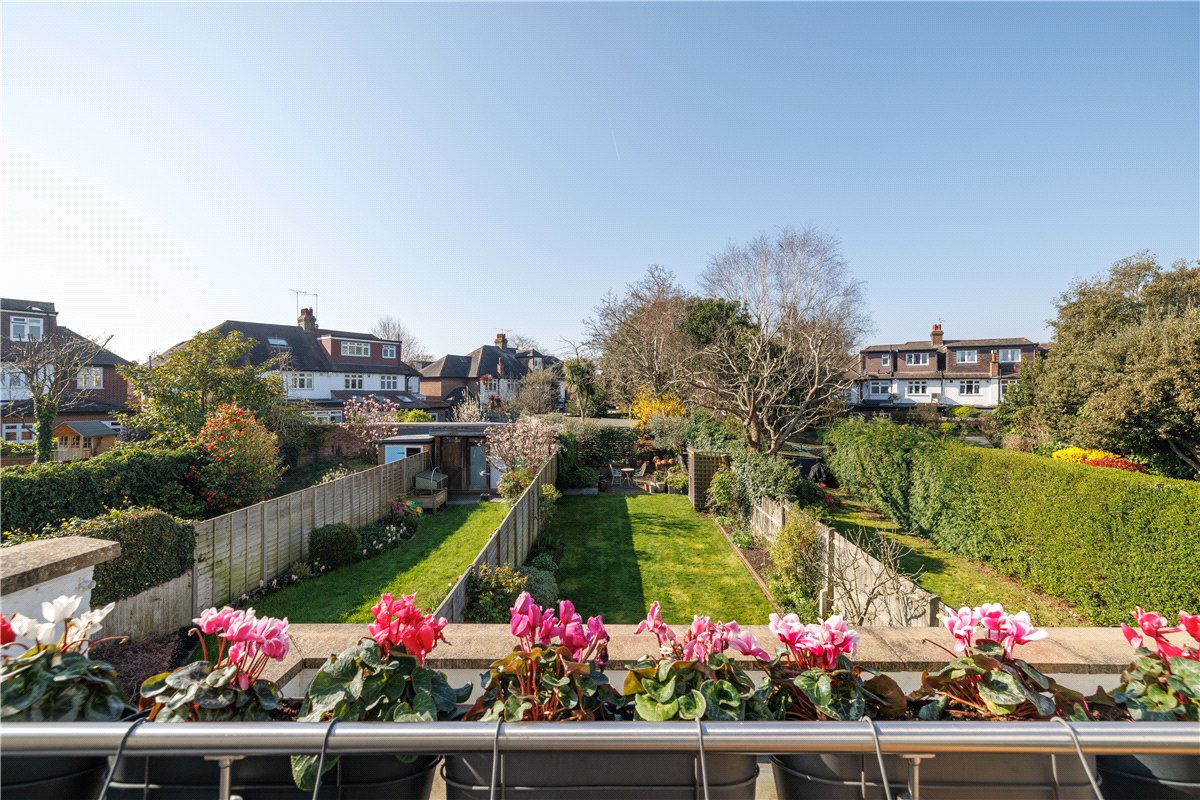 2 bedroom flat, Amerland Road, London SW18 - Available