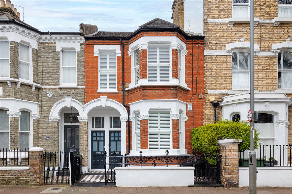 2 bedroom flat, Amerland Road, London SW18 - Available