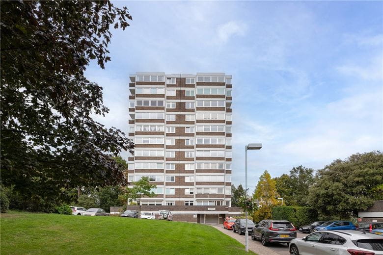 2 bedroom flat, Somerset Road, London SW19 - Available