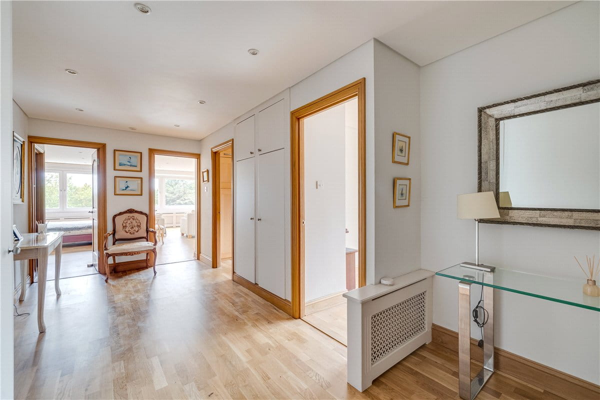 2 bedroom flat, Somerset Road, London SW19 - Available