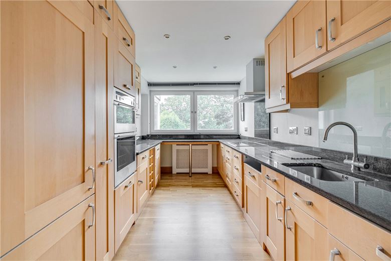 2 bedroom flat, Somerset Road, London SW19 - Available