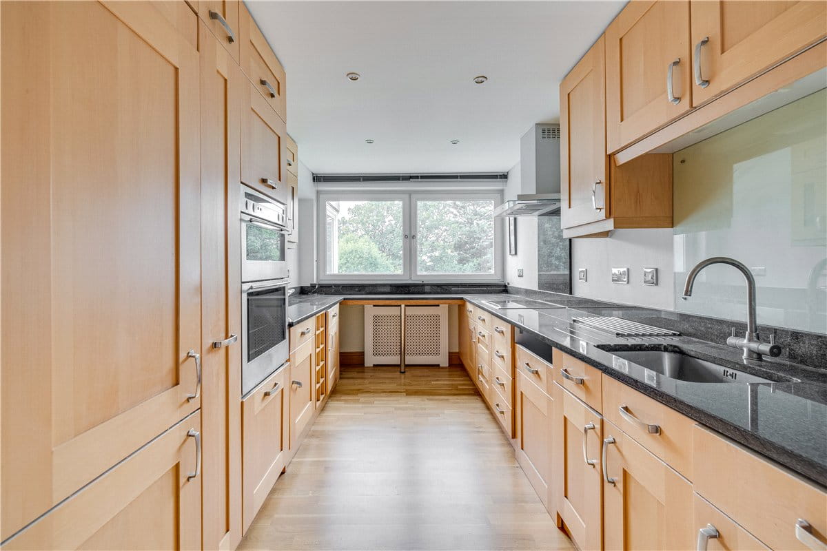 2 bedroom flat, Somerset Road, London SW19 - Available