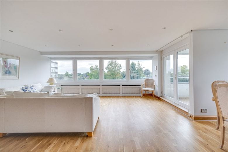 2 bedroom flat, Somerset Road, London SW19 - Available