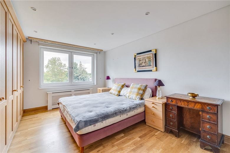 2 bedroom flat, Somerset Road, London SW19 - Available