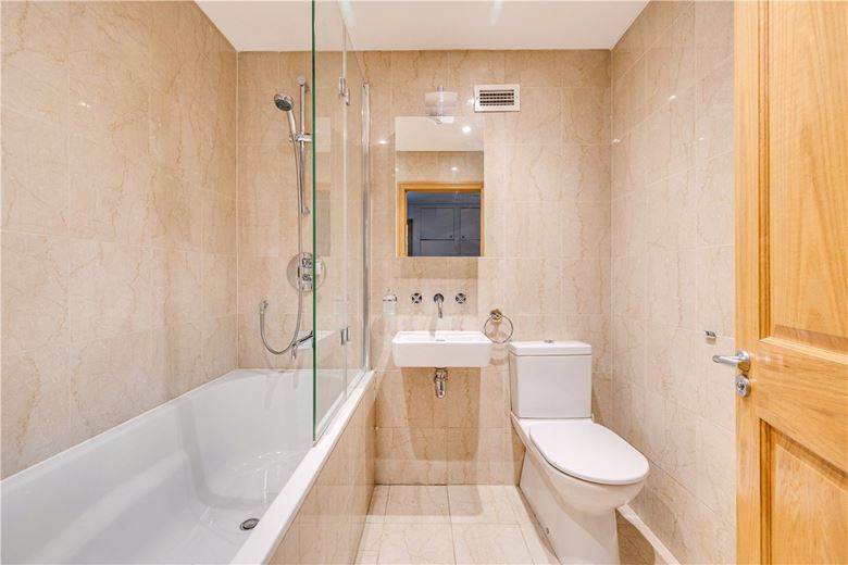 2 bedroom flat, Somerset Road, London SW19 - Available
