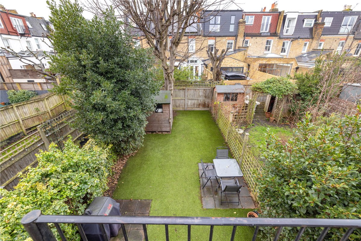 3 bedroom flat, Trentham Street, London SW18 - Available