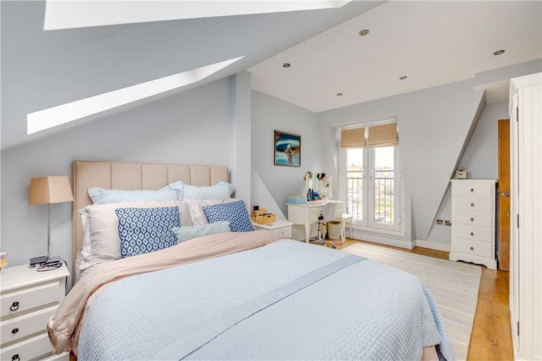 3 bedroom flat, Trentham Street, London SW18 - Available