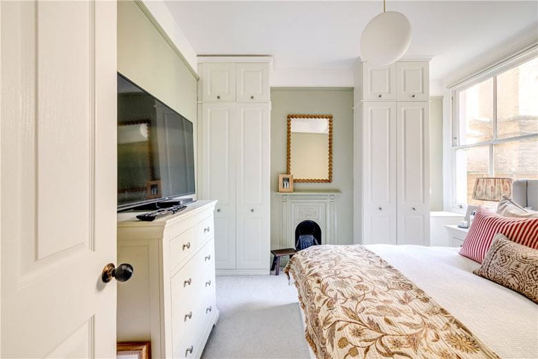 2 bedroom flat, Trentham Street, London SW18 - Available