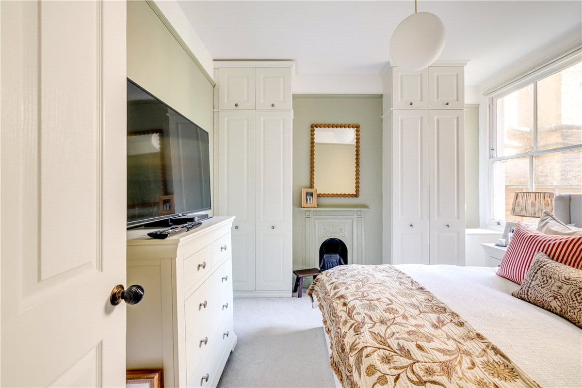 2 bedroom flat, Trentham Street, London SW18 - Available