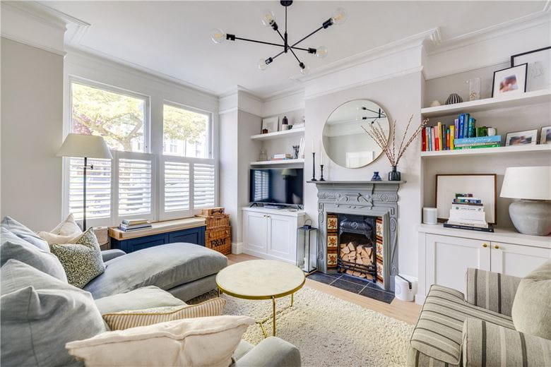 2 bedroom flat, Trentham Street, London SW18 - Available