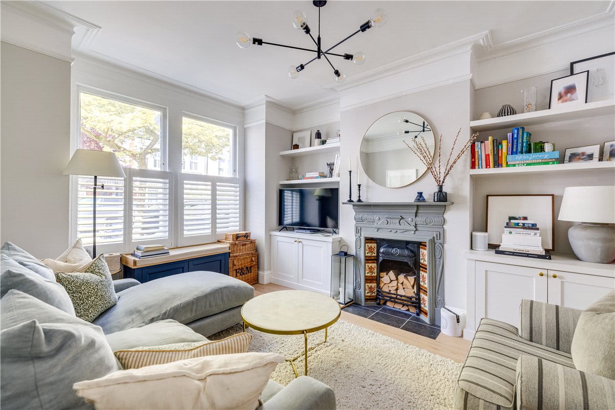 2 bedroom flat, Trentham Street, London SW18 - Available