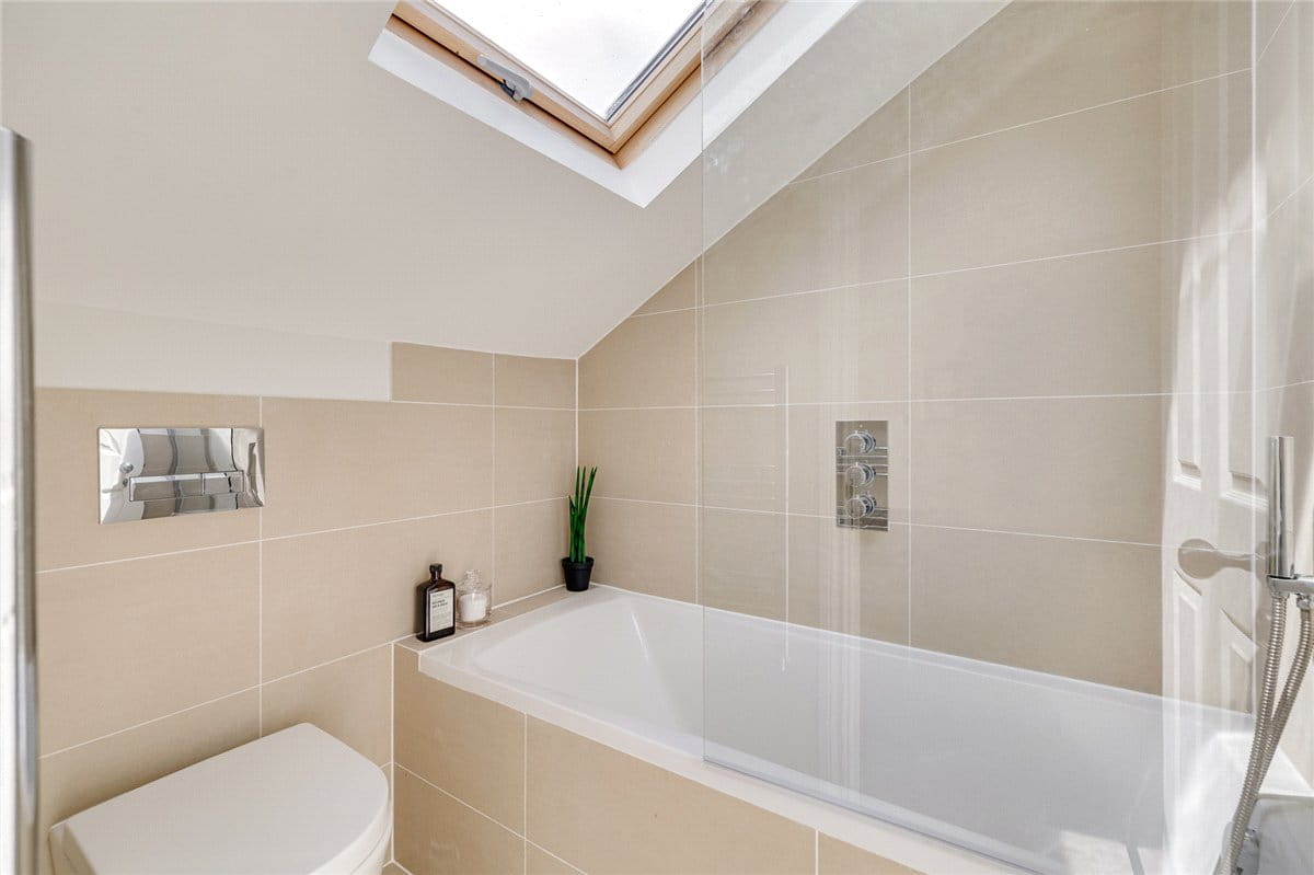3 bedroom flat, Standen Road, London SW18 - Available