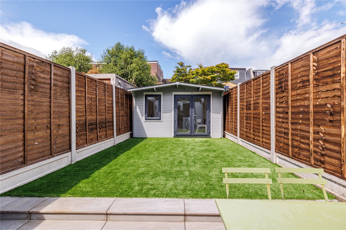  bedroom flat, Standen Road, London SW18 - Available