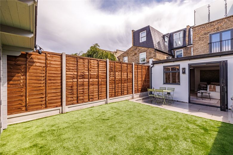  bedroom flat, Standen Road, London SW18 - Available