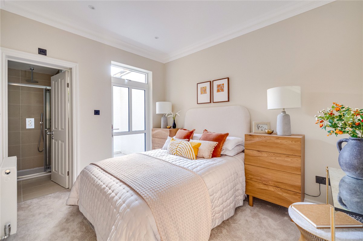  bedroom flat, Standen Road, London SW18 - Available