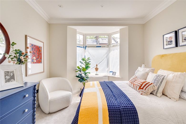  bedroom flat, Standen Road, London SW18 - Available