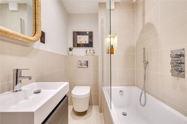  bedroom flat, Standen Road, London SW18 - Available