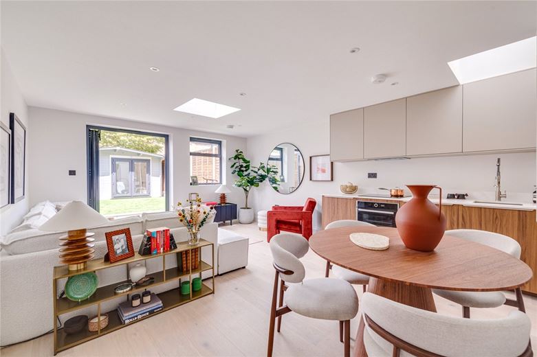  bedroom flat, Standen Road, London SW18 - Available