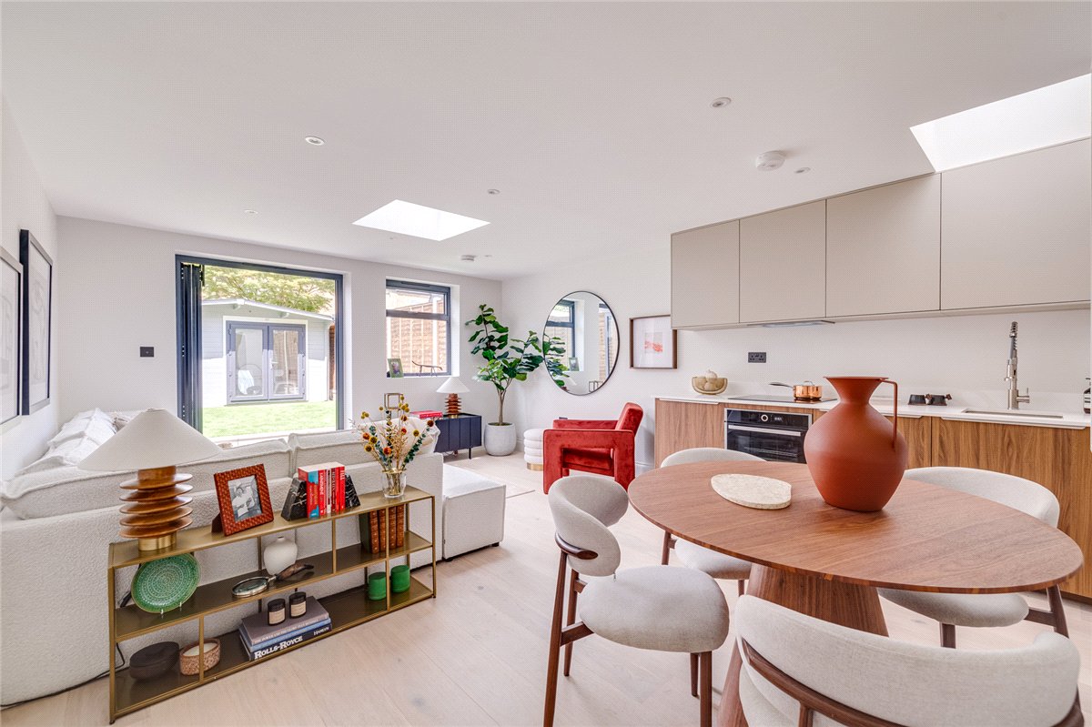  bedroom flat, Standen Road, London SW18 - Available
