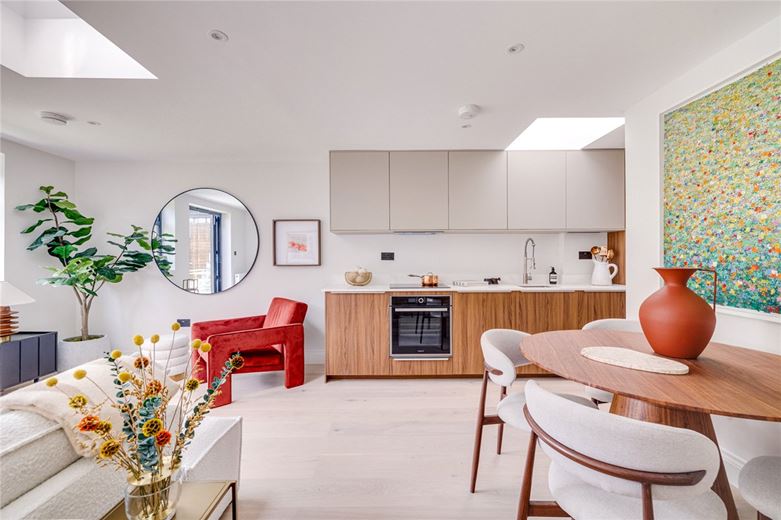  bedroom flat, Standen Road, London SW18 - Available