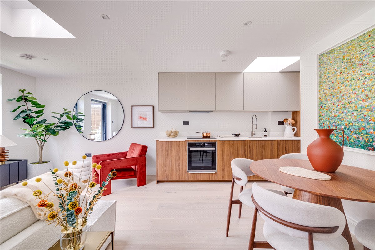  bedroom flat, Standen Road, London SW18 - Available