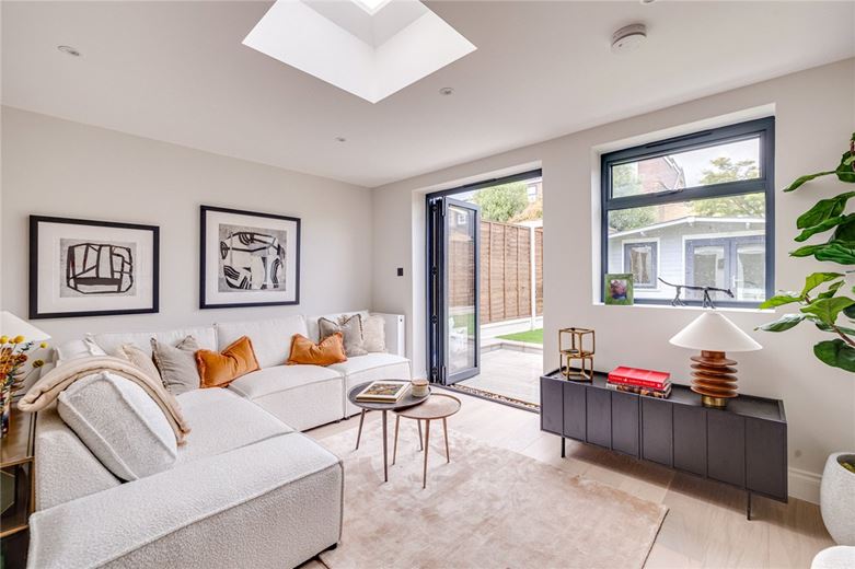  bedroom flat, Standen Road, London SW18 - Available