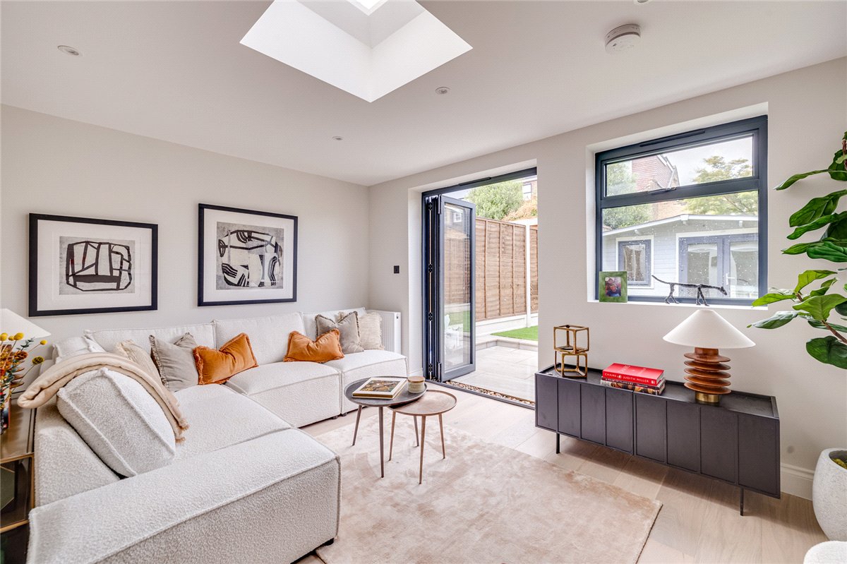  bedroom flat, Standen Road, London SW18 - Available