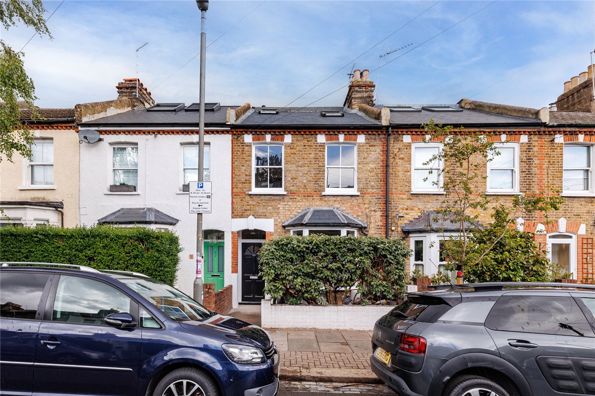  bedroom flat, Standen Road, London SW18 - Available