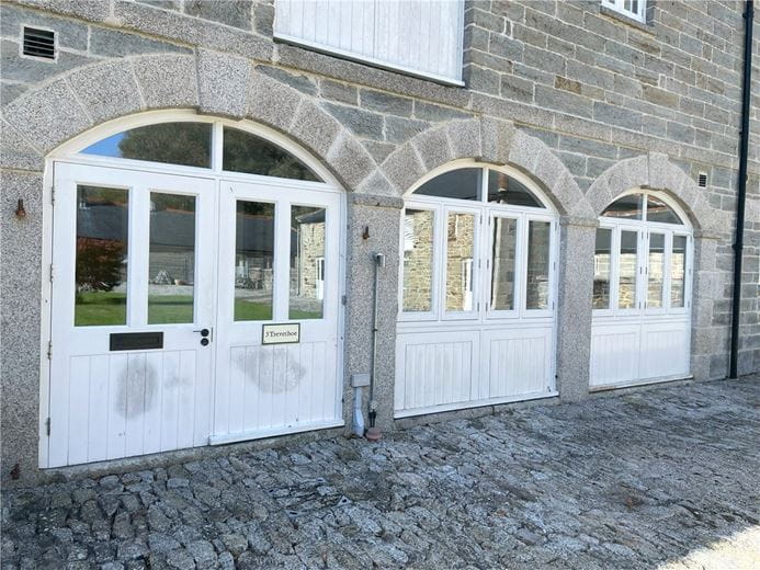 3 bedroom flat, St. Gluvias, Penryn TR10 - Available