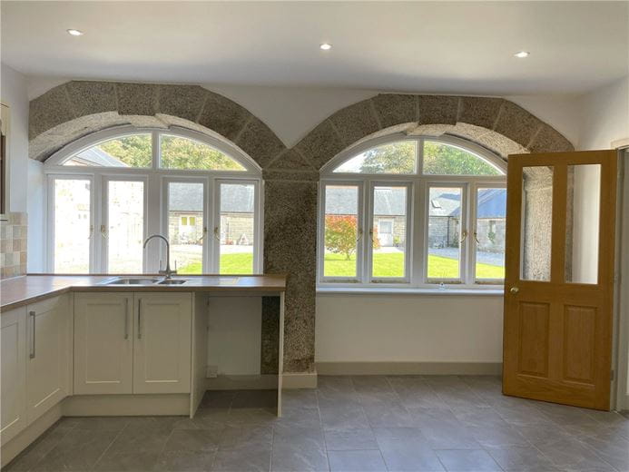 3 bedroom flat, St. Gluvias, Penryn TR10 - Available