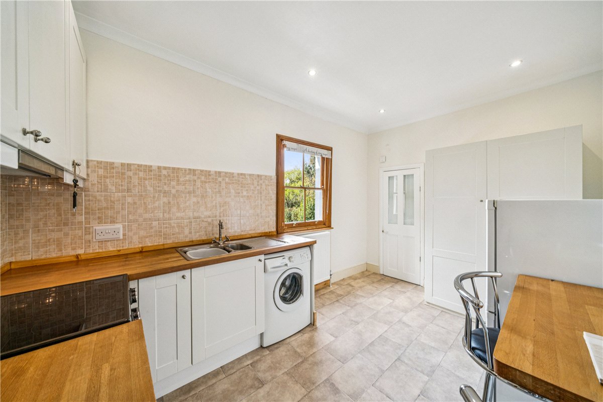 1 bedroom flat, Brodrick Road, London SW17 - Let Agreed