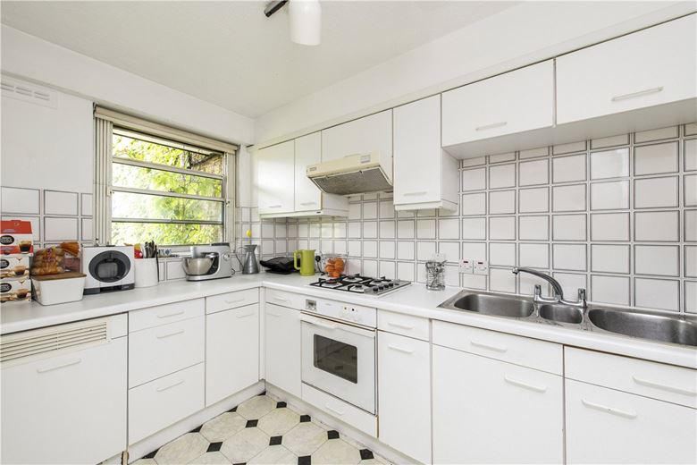 2 bedroom flat, Battersea Bridge Road, London SW11