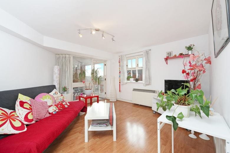 2 bedroom flat, Macmillan Way, London SW17 - Available