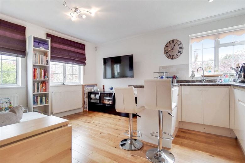 2 bedroom flat, St. Peter's Close, London SW17