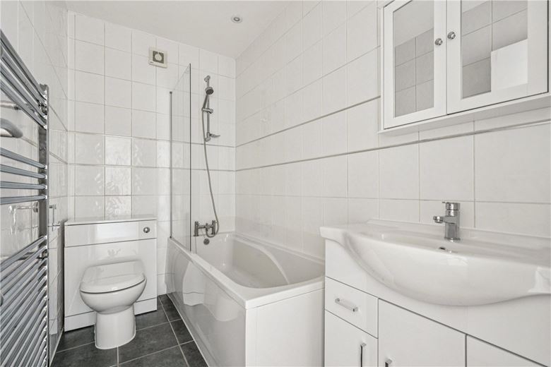 1 bedroom flat, Balham High Road, London SW12 - Available