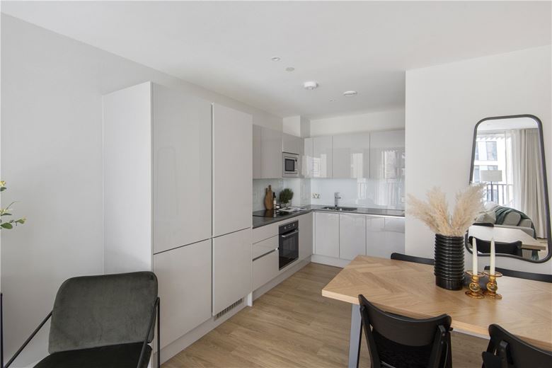 2 bedroom flat, Greyhound Parade, London SW17