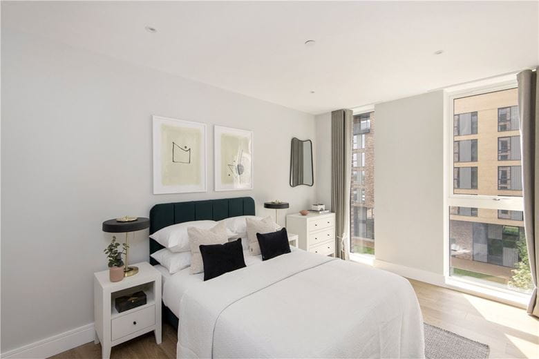 2 bedroom flat, Greyhound Parade, London SW17
