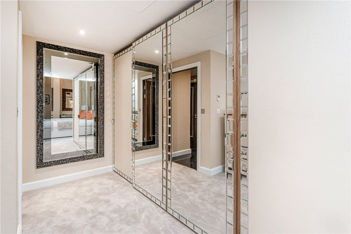 3 bedroom flat, Bridges Court Road, London SW11 - Available