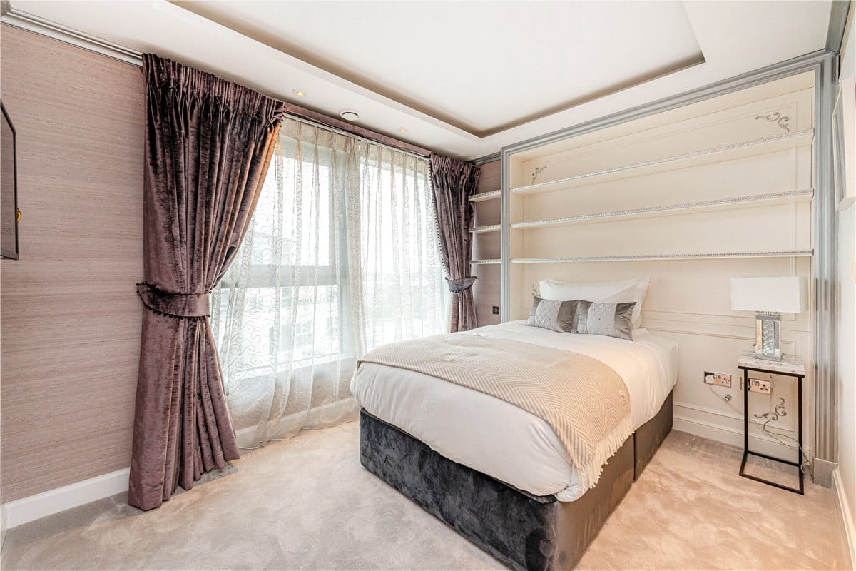 3 bedroom flat, Bridges Court Road, London SW11 - Available