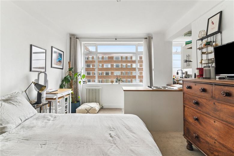 1 bedroom flat, Balham High Road, London SW17