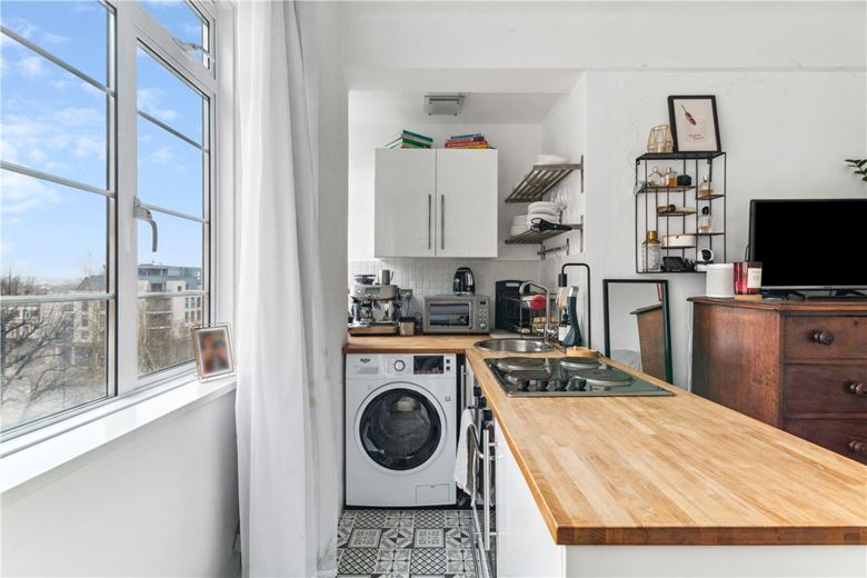 1 bedroom flat, Balham High Road, London SW17