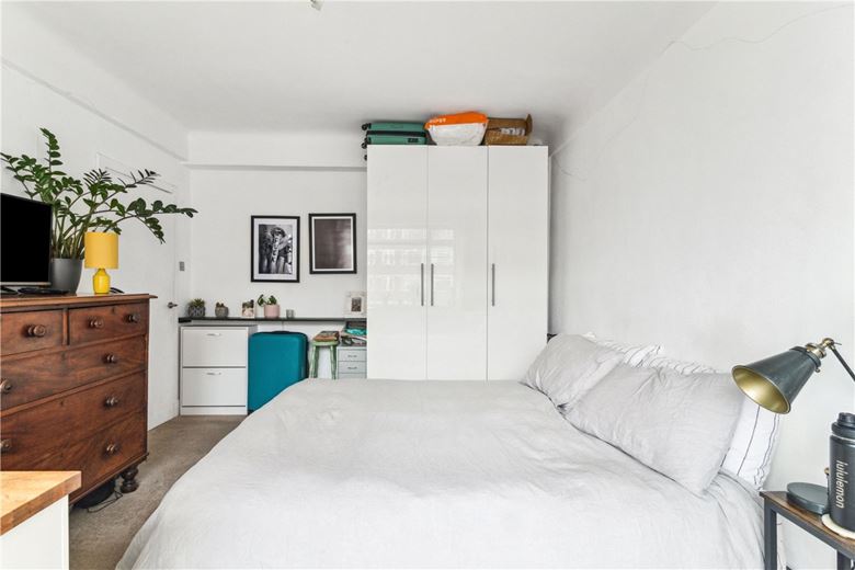 1 bedroom flat, Balham High Road, London SW17
