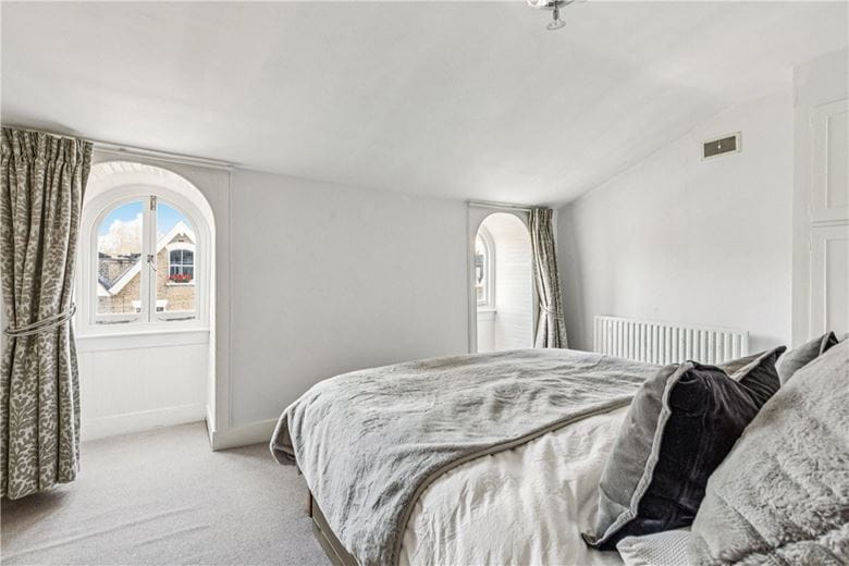 2 bedroom flat, Auckland Road, London SW11 - Let Agreed