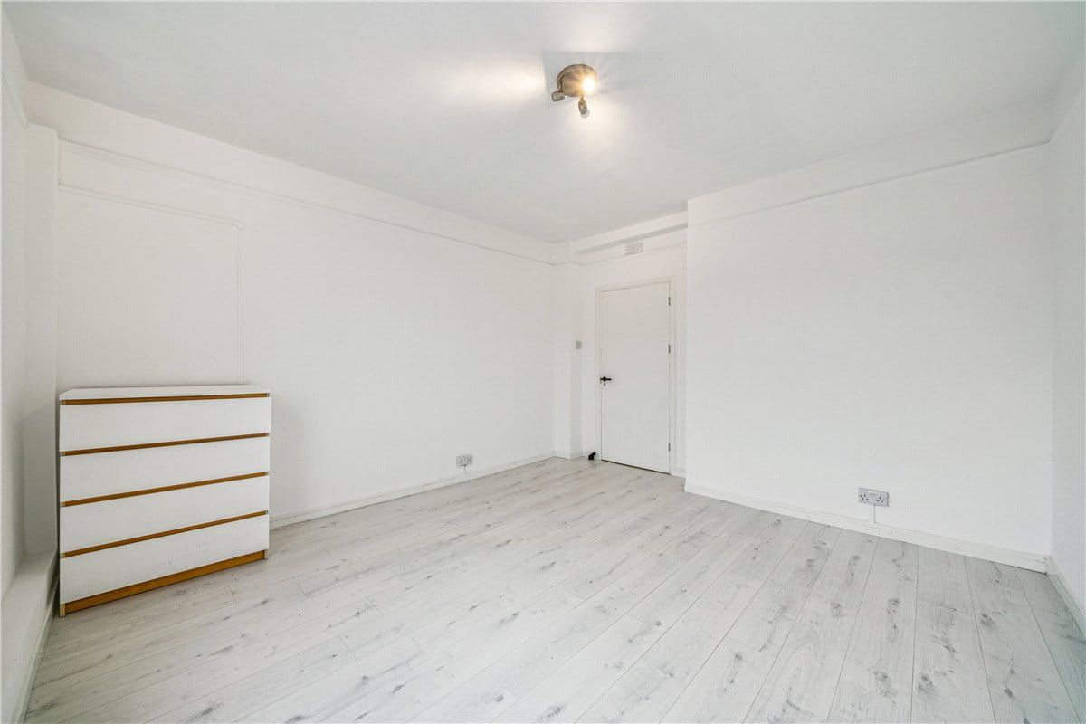3 bedroom flat, Iron Mill Road, London SW18 - Available