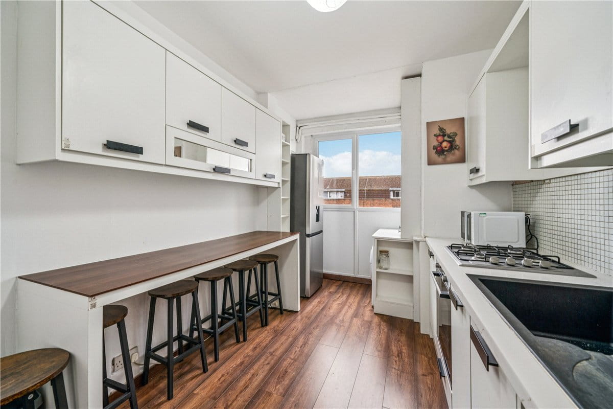 3 bedroom flat, Iron Mill Road, London SW18 - Available