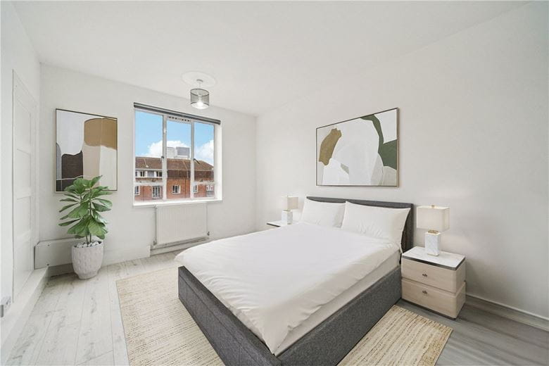 3 bedroom flat, Iron Mill Road, London SW18 - Available