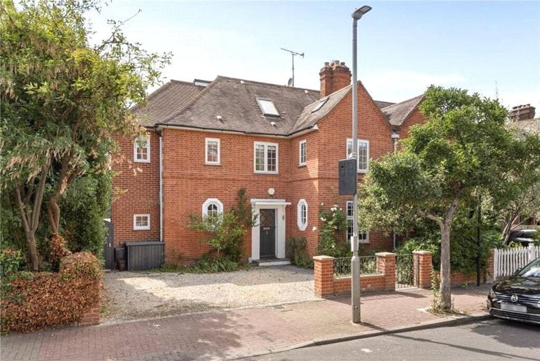 4 bedroom house, Ellerton Road, London SW18 - Available